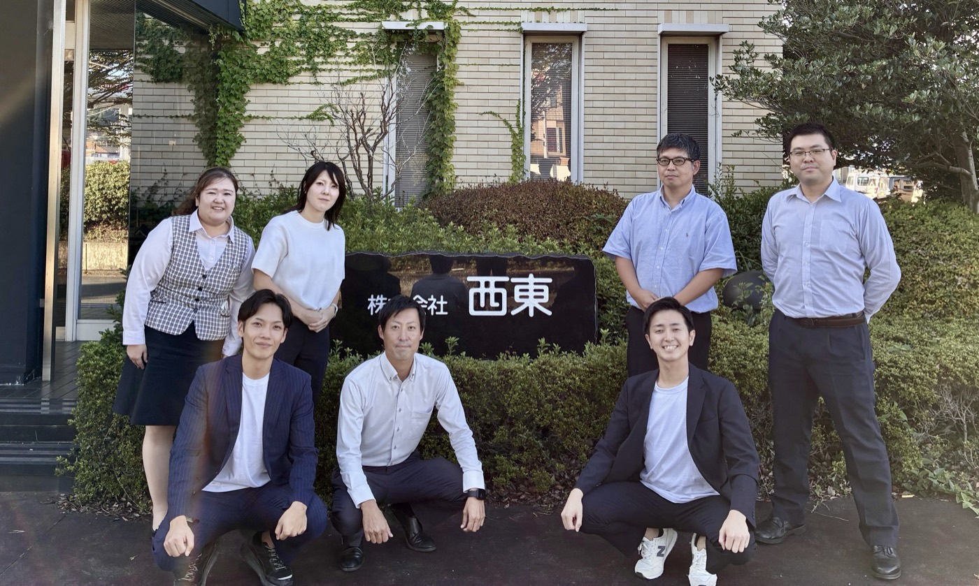 株式会社西東様 研修メンバーと講師の集合写真